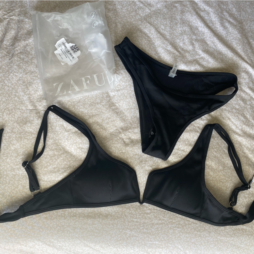 Zaful women’s bikini swimsuit, NWT, size medium, black